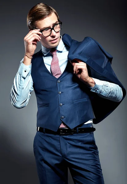 Красивий бізнесмен чоловіча модель в синьому костюмі позує в студії — стокове фото