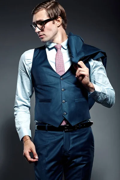 Schöner Geschäftsmann männliches Modell in blauem Anzug posiert im Studio — Stockfoto