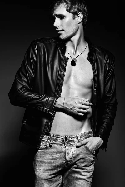 Genç yakışıklı kaslı fit erkek model adam Studio poz