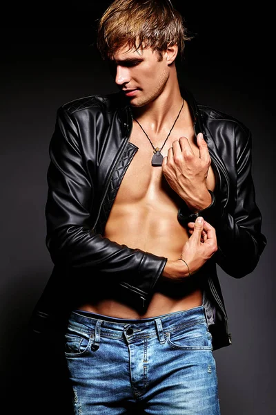 Genç yakışıklı kaslı fit erkek model adam Studio poz