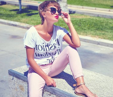 Yaz hipster rahat kıyafetler şık güzel genç esmer kadın modeli