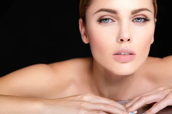 Hermosa mujer modelo sin maquillaje y limpia cara de piel sana sobre fondo negro —  Fotos de Stock