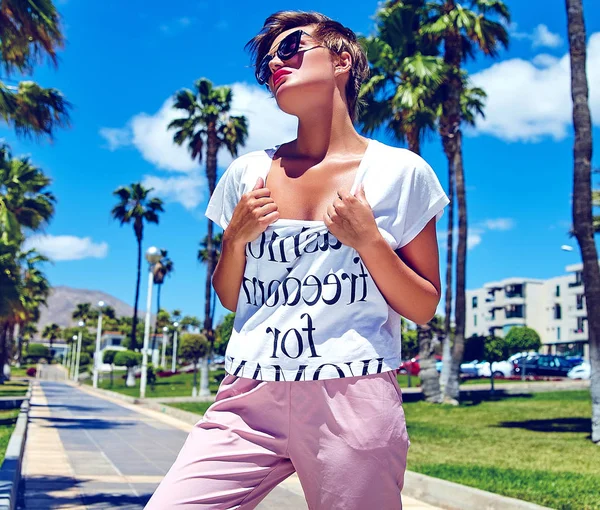 Stijlvolle mooie jonge brunette vrouw model in zomer hipster casual kleding — Stockfoto