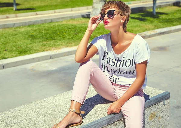 Elegante hermosa joven morena modelo en verano hipster ropa casual —  Fotos de Stock