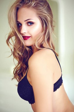 Sarışın model siyah iç çamaşırı giyiyor 