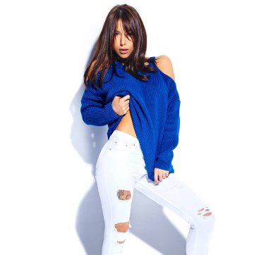 Beyaz arka plan üzerinde izole şık yaz Mavi kazak çekerek güzel gülümseyen hipster esmer kadın modeli