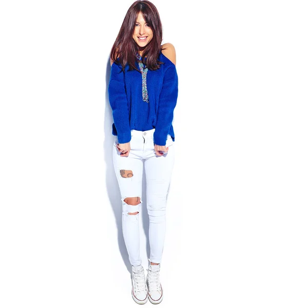 Schöne lächelnde Hipster brünette Frau Modell ziehen stilvolle Sommer blauen Pullover isoliert auf weißem Hintergrund — Stockfoto