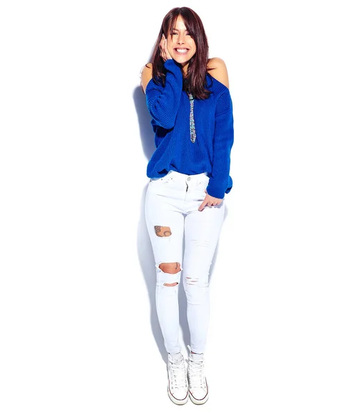 Beau sourire hipster brunette femme modèle tirant élégant été pull bleu isolé sur fond blanc — Photo