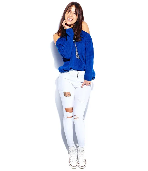 Όμορφο χαμόγελο hipster μελαχρινή γυναίκα μοντέλο τράβηγμα κομψό καλοκαίρι μπλε πουλόβερ που απομονώνονται σε λευκό φόντο — Φωτογραφία Αρχείου