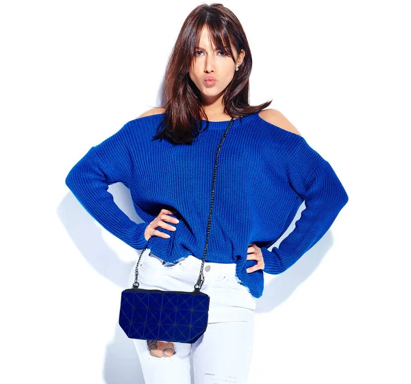 Красивая улыбающаяся брюнетка хипстера женщина модель тянет стильный летний синий свитер изолирован на белом фоне — стоковое фото