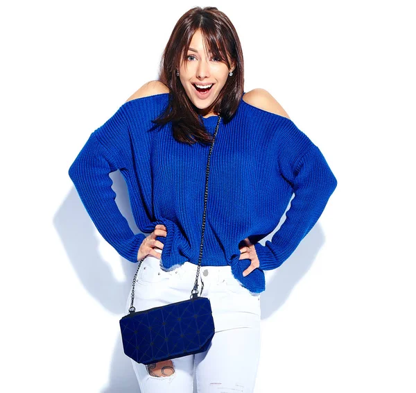 Beau sourire hipster brunette femme modèle tirant élégant été pull bleu isolé sur fond blanc — Photo