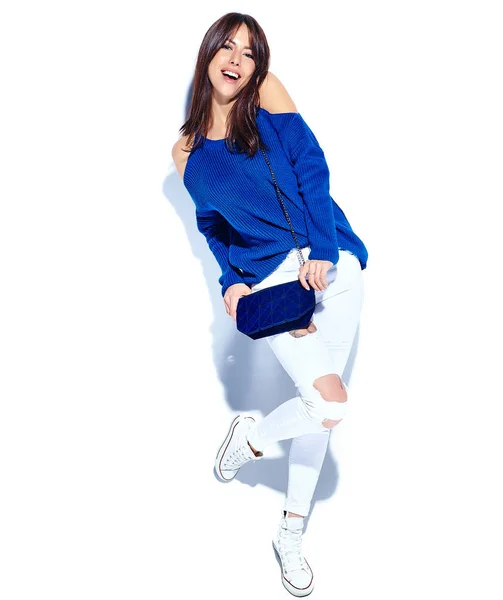 Hermosa sonriente mujer hipster morena modelo tirando elegante suéter azul de verano aislado sobre fondo blanco —  Fotos de Stock
