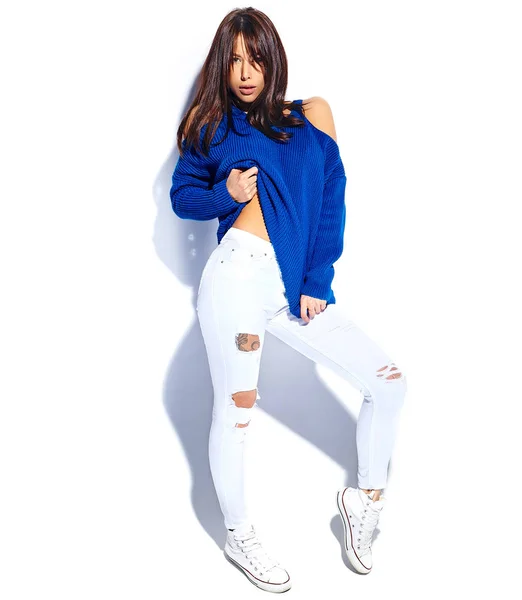 Schöne lächelnde Hipster brünette Frau Modell ziehen stilvolle Sommer blauen Pullover isoliert auf weißem Hintergrund — Stockfoto