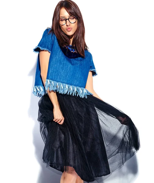 Retrato del hermoso modelo de mujer morena hipster sonriente inteligente en ropa vaqueros azules elegantes casuales y gafas aisladas en blanco — Foto de Stock
