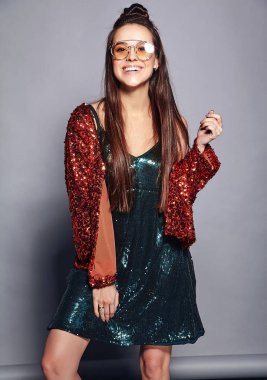 Yaz şık ceket ve yeşil elbise gri arka plan üzerinde poz yansıtan parlak parlak beyaz gülümseyen hipster esmer kadın güzel modelinde