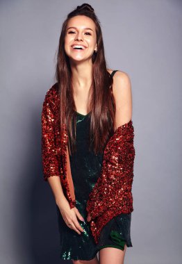 Yaz şık ceket ve yeşil elbise gri arka plan üzerinde poz yansıtan parlak parlak beyaz gülümseyen hipster esmer kadın güzel modelinde