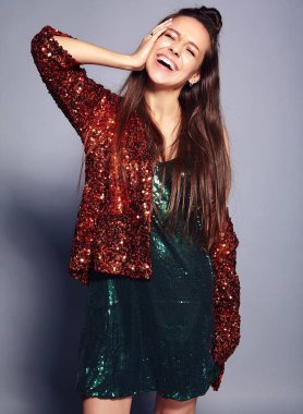 Yaz şık ceket ve yeşil elbise gri arka plan üzerinde poz yansıtan parlak parlak beyaz gülümseyen hipster esmer kadın güzel modelinde
