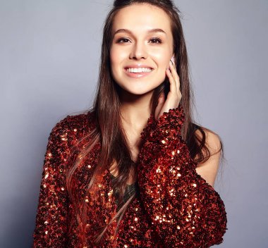 Yaz şık ceket ve yeşil elbise gri arka plan üzerinde poz yansıtan parlak parlak beyaz gülümseyen hipster esmer kadın güzel modelinde