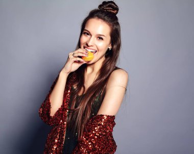 Yaz şık ceket ve yeşil elbise gri arka plan üzerinde poz yansıtan parlak parlak beyaz gülümseyen hipster esmer kadın güzel modelinde