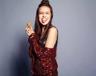 Yaz şık ceket ve yeşil elbise gri arka plan üzerinde poz yansıtan parlak parlak beyaz gülümseyen hipster esmer kadın güzel modelinde