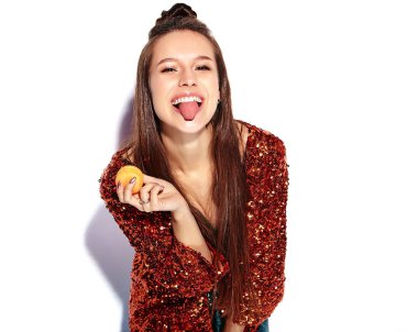 Yaz şık ceket ve yeşil elbise beyaz arka plan üzerinde izole yansıtan parlak parlak beyaz gülümseyen hipster esmer kadın güzel modelinde