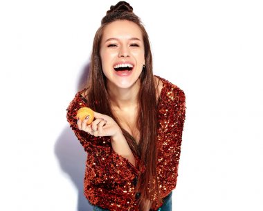 Yaz şık ceket ve yeşil elbise beyaz arka plan üzerinde izole yansıtan parlak parlak beyaz gülümseyen hipster esmer kadın güzel modelinde