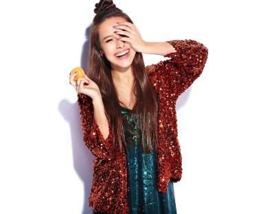 Yaz şık ceket ve yeşil elbise beyaz arka plan üzerinde izole yansıtan parlak parlak beyaz gülümseyen hipster esmer kadın güzel modelinde