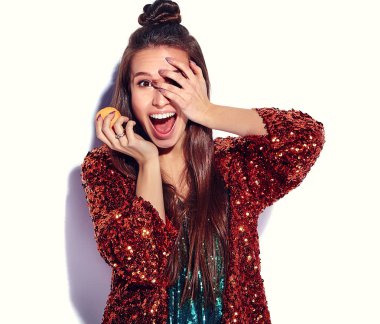 Yaz şık ceket ve yeşil elbise beyaz arka plan üzerinde izole yansıtan parlak parlak beyaz gülümseyen hipster esmer kadın güzel modelinde