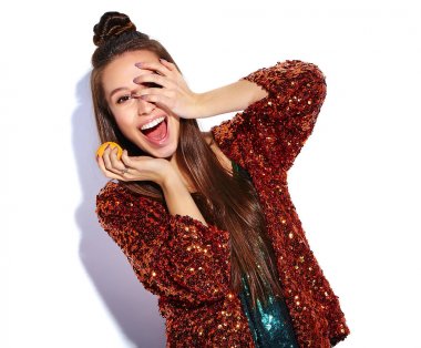 Yaz şık ceket ve yeşil elbise beyaz arka plan üzerinde izole yansıtan parlak parlak beyaz gülümseyen hipster esmer kadın güzel modelinde