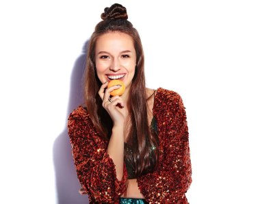 Yaz şık ceket ve yeşil elbise beyaz arka plan üzerinde izole yansıtan parlak parlak beyaz gülümseyen hipster esmer kadın güzel modelinde