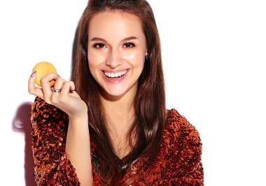 Yaz şık ceket ve yeşil elbise beyaz arka plan üzerinde izole yansıtan parlak parlak beyaz gülümseyen hipster esmer kadın güzel modelinde