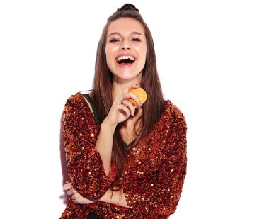 Yaz şık ceket ve yeşil elbise beyaz arka plan üzerinde izole yansıtan parlak parlak beyaz gülümseyen hipster esmer kadın güzel modelinde