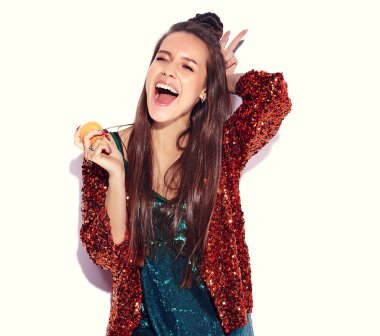 Yaz şık ceket ve yeşil elbise beyaz arka plan üzerinde izole yansıtan parlak parlak beyaz gülümseyen hipster esmer kadın güzel modelinde