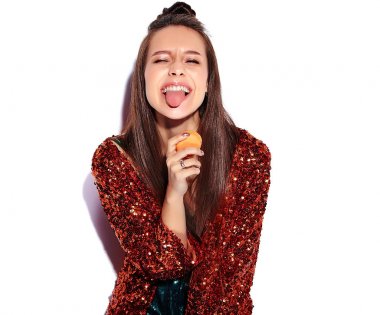 Yaz şık ceket ve yeşil elbise beyaz arka plan üzerinde izole yansıtan parlak parlak beyaz gülümseyen hipster esmer kadın güzel modelinde