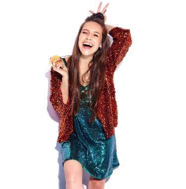 Yaz şık ceket ve yeşil elbise beyaz arka plan üzerinde izole yansıtan parlak parlak beyaz gülümseyen hipster esmer kadın güzel modelinde