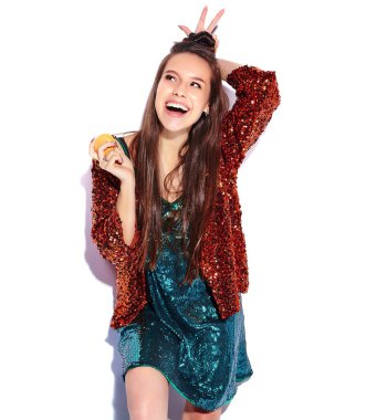 Yaz şık ceket ve yeşil elbise beyaz arka plan üzerinde izole yansıtan parlak parlak beyaz gülümseyen hipster esmer kadın güzel modelinde