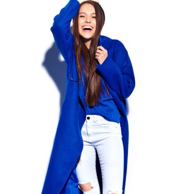 Güzel gülümseyen hipster esmer kadın model beyaz izole şık mavi palto