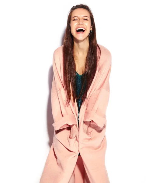 Bellissimo modello di donna hipster bruna sorridente in elegante cappotto rosa e abito da sera blu isolato su sfondo bianco — Foto Stock
