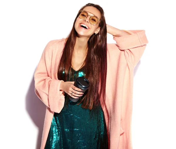 Όμορφο χαμογελώντας μοντέλο μελαχρινή γυναίκα hipster στο κομψό παλτό ροζ και μπλε βραδινό φόρεμα που απομονώνονται σε λευκό φόντο — Φωτογραφία Αρχείου