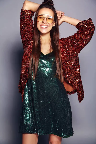 Piękny kaukaski uśmiechający się hipster brunetka kobieta model w jasne Goleń, odzwierciedlając stylowy żakiet i sukienka zielony pozowanie na szarym tle — Zdjęcie stockowe