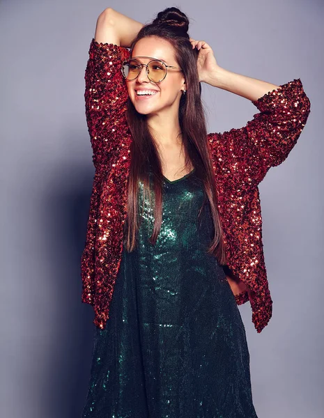 Schöne kaukasische lächelnde Hipster brünette Frau Modell in hellen glänzenden reflektierenden Sommer stilvolle Jacke und grünes Kleid posiert auf grauem Hintergrund — Stockfoto