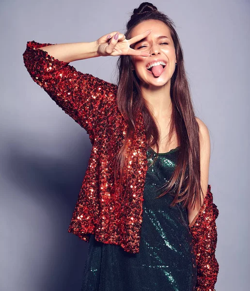 Hermosa mujer morena hipster sonriente caucásica modelo en brillante brillante reflejo chaqueta de verano elegante y vestido verde posando sobre fondo gris — Foto de Stock