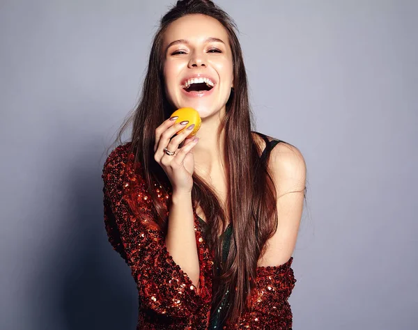 Yaz şık ceket ve yeşil elbise gri arka plan üzerinde poz yansıtan parlak parlak beyaz gülümseyen hipster esmer kadın güzel modelinde