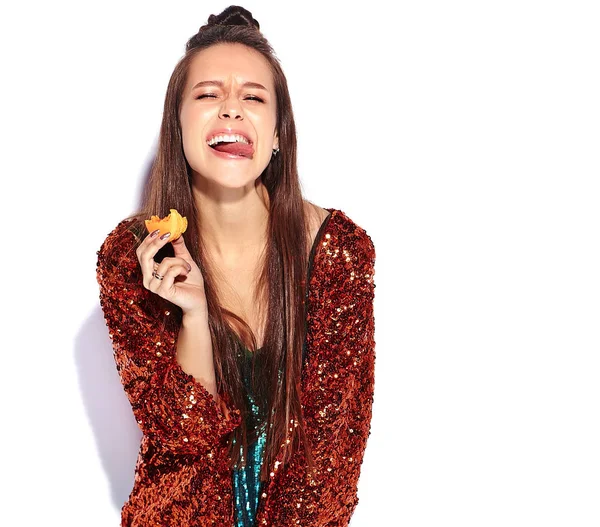 Mooie Kaukasische lachende hipster brunette vrouw model in heldere glanzend weerspiegeling zomer stijlvolle jas en groene jurk geïsoleerd op witte achtergrond — Stockfoto