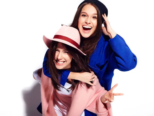 Portrait de mode de deux femmes brunes souriantes modèles en été manteau décontracté hipster isolé sur blanc. Les filles se tenant sur le dos — Photo