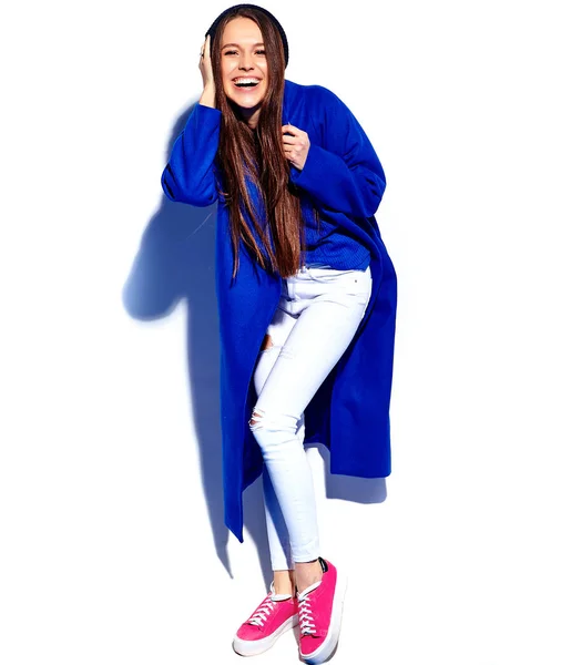 Красива усміхнений хіпстер брюнетка модель жінки в стильному синьому пальто ізольовані на білому — стокове фото