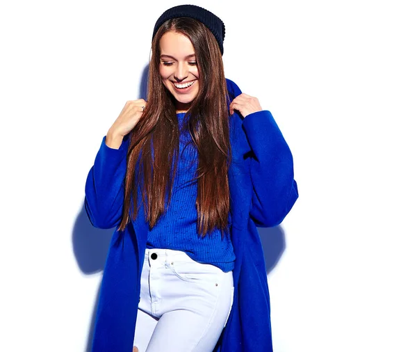 Schöne lächelnde Hipster brünette Frau Modell in stilvollem blauen Mantel isoliert auf weiß — Stockfoto