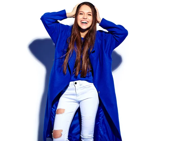 Красива усміхнений хіпстер брюнетка модель жінки в стильному синьому пальто ізольовані на білому — стокове фото
