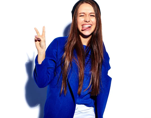 Bonito modelo de mulher morena hipster sorridente em casaco azul elegante isolado no branco — Fotografia de Stock