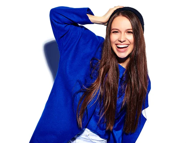 Hermosa mujer hipster sonriente modelo morena en elegante abrigo azul aislado en blanco — Foto de Stock